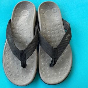 Women’s Vionic Flip-flops. Black. Size 9